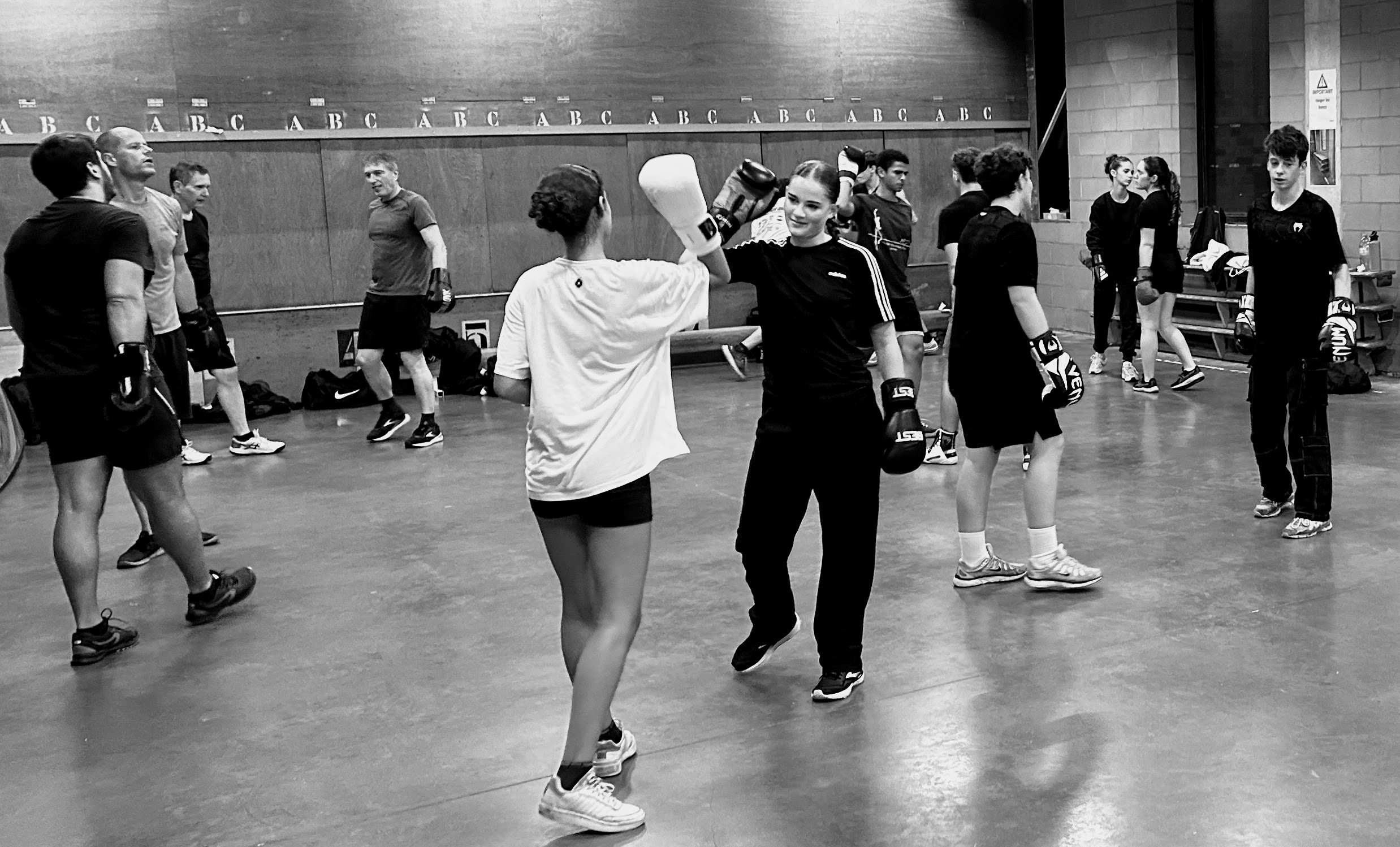 2 filles qui se tapent dans le gant après un entrainement de boxe